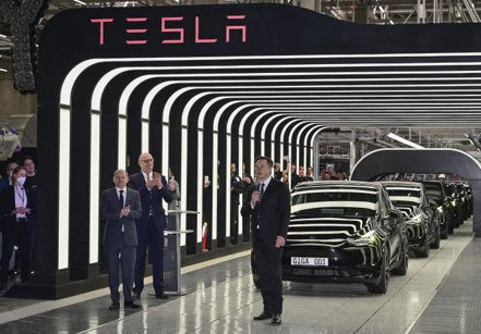 特斯拉（Tesla）的主管上周已通知德國廠的1.1萬名員工將加薪4%，11月生效。圖為去年特斯拉執行長馬斯克接待參訪柏林廠的德國總理蕭茲。美聯社