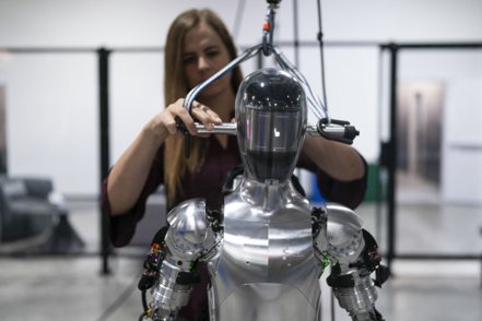 機器人新創公司Figure AI工程師Jenna Reher與該公司研發的人形機器人。 美聯社