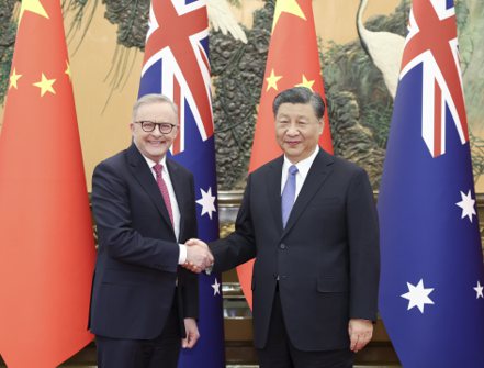 大陸國家主席習近平（右）在北京會見澳洲總理艾班尼斯時表示，雙方共同努力下中澳恢復交流。（新華社）