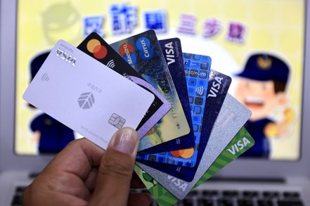 10月底起陸續有9家銀行宣布啟動清呆卡。圖為信用卡示意圖。 聯合報系資料照