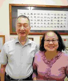 作者(右)很感謝陳清文醫師的中醫治療，改善其病痛。圖／何倩提供