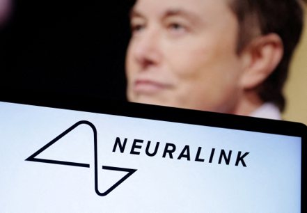 馬斯克與他的神經科學新創公司Neuralink標誌。　　（路透）