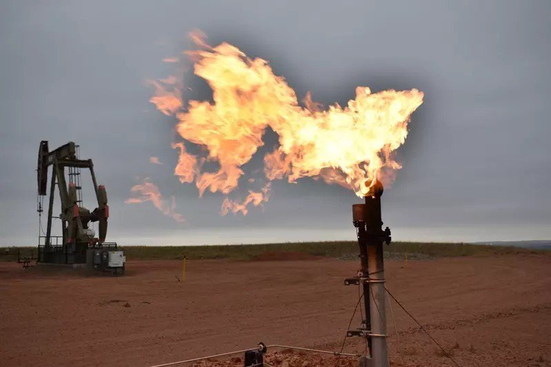 研究指出，全球如果繼續以當前的速度燃燒化石燃料，則到2029年初可能將無法維持在國際商定的全球暖化溫度限制範圍之內。圖為北達科他州的一口油井。 圖／美聯社