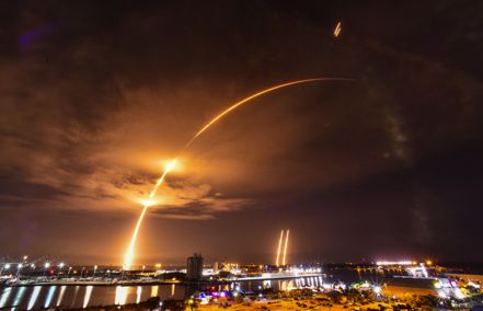 億萬富豪馬斯克創設的星鏈衞星網路，已發射4500顆衛星，涵蓋地球幾乎每一個角落。圖為SpaceX今年7月26日發射獵鷹重型火箭，將三枚通訊衛星送入太空。美聯社