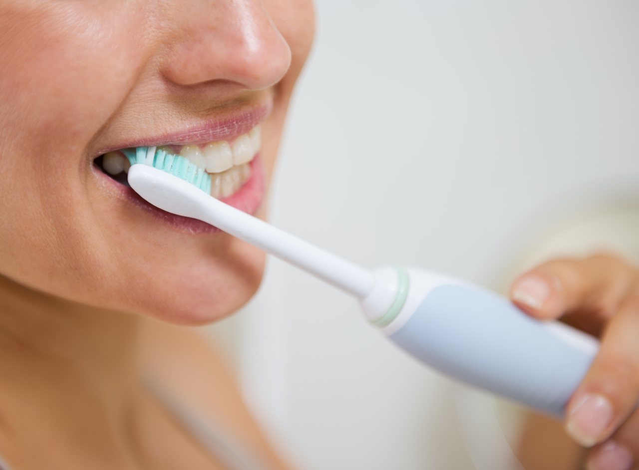 當口腔環境的pH值達5.5，牙齒表面的琺瑯質就會開始溶解，牙齒也會開始鈣化。
