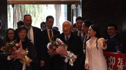 APEC領袖峰會在舊金山登場，台灣領袖代表暨台積電創辦人張忠謀與夫人張淑芬14日下午4時左右抵達舊金山聯合廣場聖方濟威斯汀酒店。（記者張文馨／攝影） 江碩涵