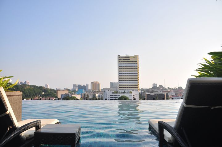 ▲在酒店無邊際泳池可遠眺馬六甲市區街景。　記者-陳妍潔／攝