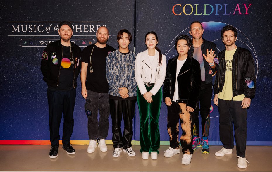 告五人（左3起至左5）擔任Coldplay開場嘉賓。圖／相信音樂提供