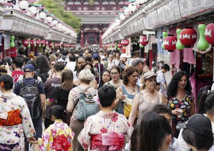 日本10月外國觀光客人數達到約252萬人，疫後首次恢復到疫情前水準。  美聯社