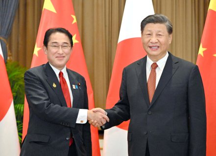日本政府宣布，首相岸田文雄(圖左)將在當地時間16日下午（台灣時間17日上午），於舊金山亞太經濟合作會議（APEC）場邊，與中國國家主席習近平(圖右)舉行一對一會談。路透
