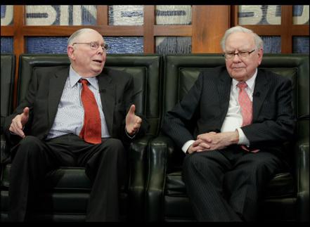 波克夏副董事長孟格（左）為長年事業夥伴巴菲特辯護，指他不可能跟單波克夏操作來替自己賺錢。美聯社