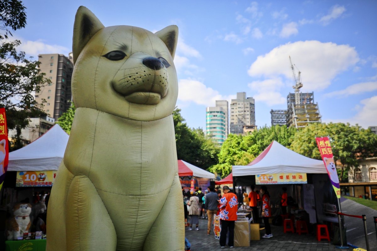 秋田觀光物產展入口的巨型秋田犬。