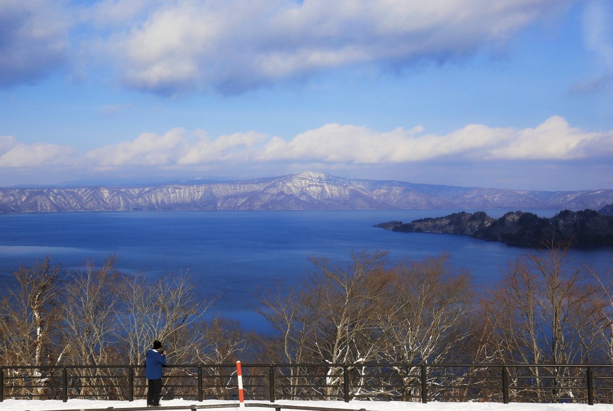 冬季從秋田縣方向眺看十和田湖。