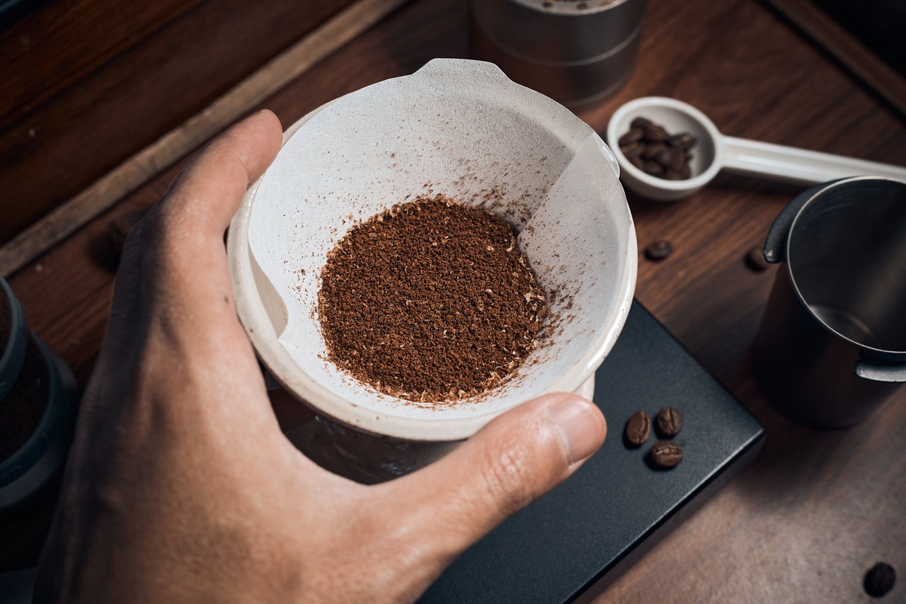 咖啡粉的研磨度通常是以微米表示。以黑咖啡為例，咖啡粉的顆粒大小會落在 400 ∼ 800 微米；萃取時間大概介於 2 ∼ 6 分鐘。