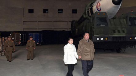 2022年11月18日 朝鮮發射洲際彈道導彈，金正恩攜女兒亮相。一年後，這個日子被定為朝鮮“導彈日”。 資料照片 © AFP - STR