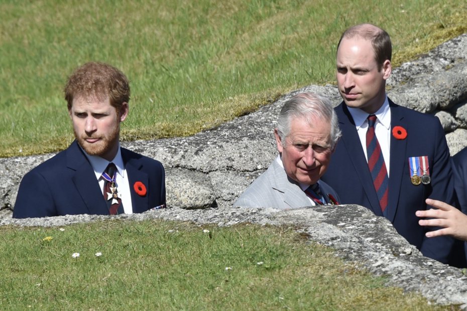 哈利（左起）被傳和父親查爾斯破冰，然而威廉仍不肯解開心結。（路透資料照片）