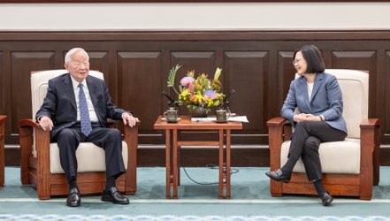 蔡英文總統（右）接見我國亞太經濟合作會議（APEC）代表團，她感謝領袖代表張忠謀（左）。圖／總統府提供