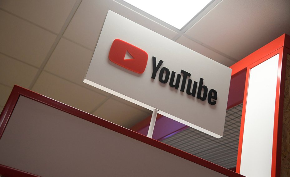 YouTube抓「廣告攔截器（擋廣告外掛）」不遺餘力，只要未乖乖用YouTube Premium會員方案或一般方式觀看影片，就會遭到警告，嚴重者還會遭到封鎖。（示意圖／路透）