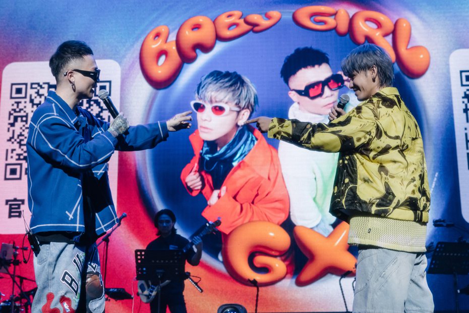 鼓鼓呂思緯(右)、蕭秉治合組的男團「GX」上周在新加坡開唱。圖／相信音樂提供