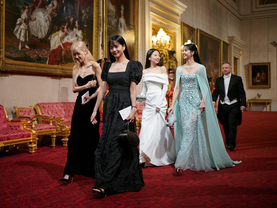 BLACKPINK现身英国国宴，4位成员Jisoo、Rosé、Lisa、Jennie被英王查尔斯公开表扬。(路透社)