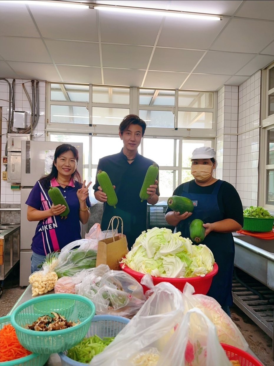 陳鴻在廚房檢視當地種植的新鮮蔬菜。圖／陳鴻提供