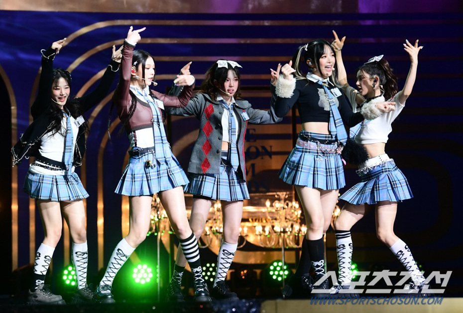 NewJeans登上2023年青龙奖表演歌曲「ETA」、「Super Shy」。图／摘自体育朝鲜