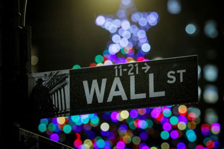 華爾街策略師在邁入2023年之際放棄向來看多美國股市的立場，卻被凶猛漲勢殺個措手不及。路透
