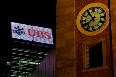 瑞銀（UBS）加入滙豐控股在內競爭同業的行列，允許香港客戶交易一些追蹤加密貨幣的指數型股票基金（ETF）。路透