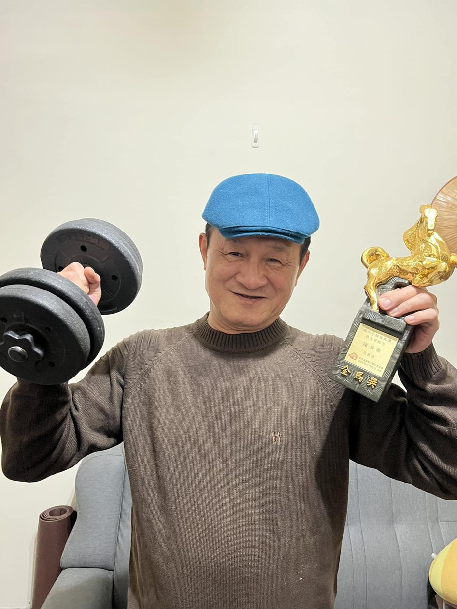 陈慕义把金马奖座当作哑铃来运动健身。 图／撷自脸书