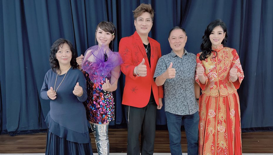 谈诗玲（右起）、黄明志父亲、杨哲、廖婉君、黄明志母亲，新加坡欢喜相聚。图／豪记唱片提供