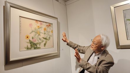 劉墉在矽谷的個人畫展中，為前來觀畫的民眾作導覽。（聯合報系資料庫，記者孫愛薇／攝影）