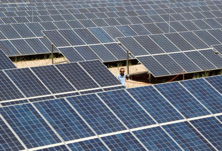 北京當局砸下巨資發展綠能，吸引當地企業爭相投入再生能源，導致太陽能零組件供過於求，價格腰斬。路透