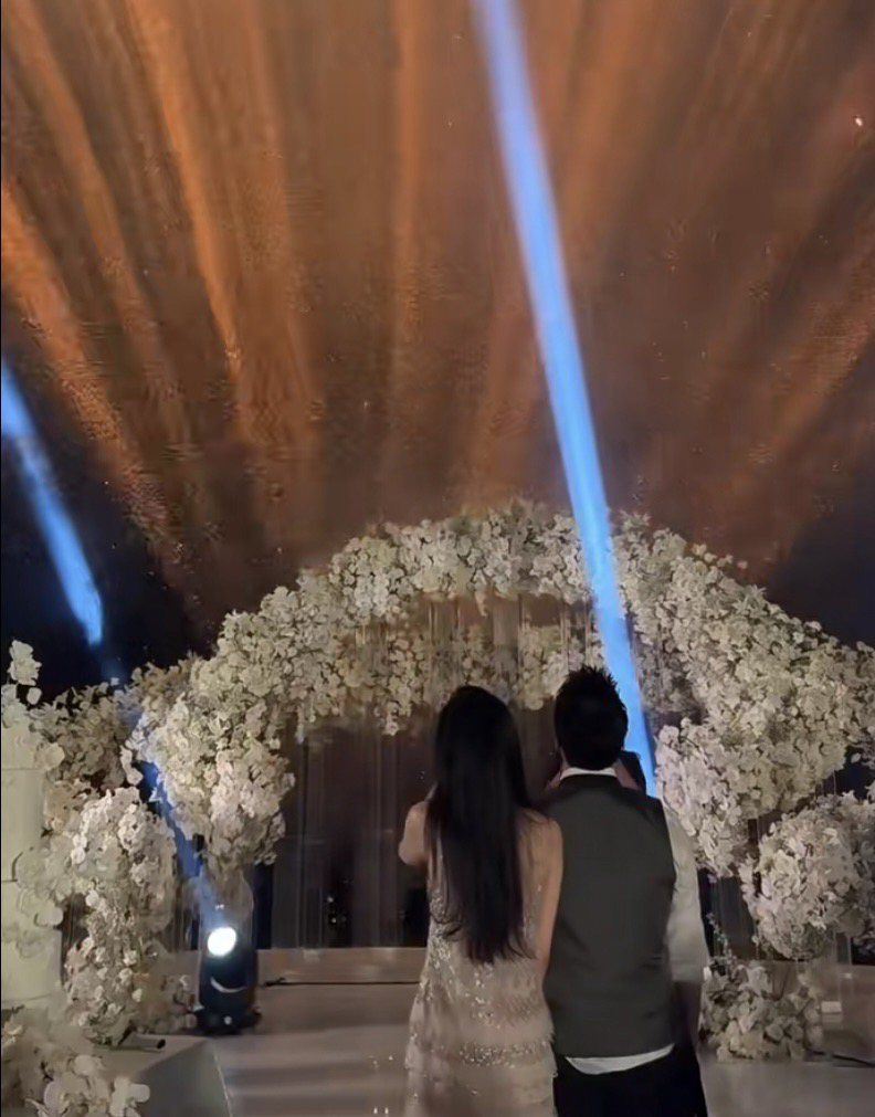 潘瑋柏和老婆在婚禮上看煙火。圖／摘自網路