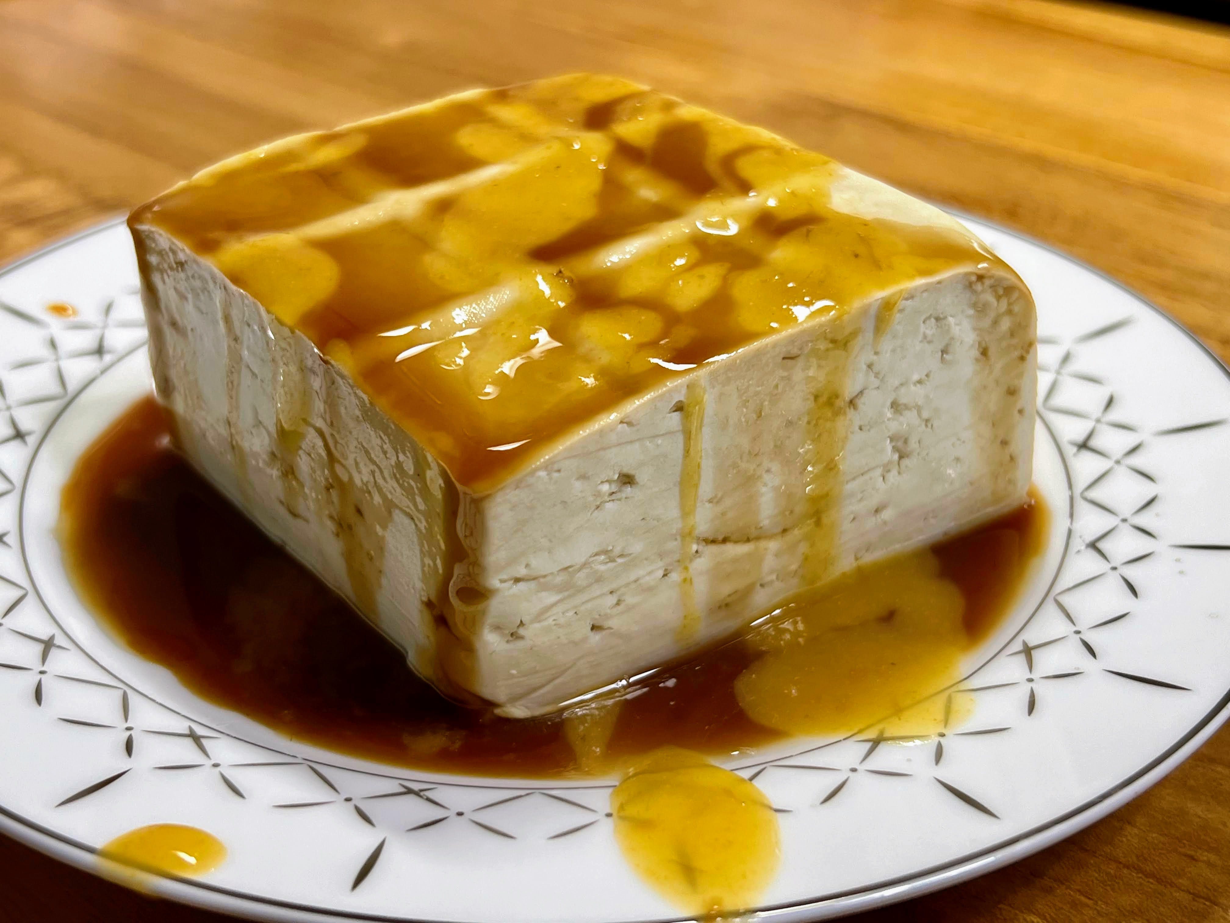 素樸的豆腐淋上醬油膏是早餐配粥的最佳伴侶，若想變化口味可以加些客家桔醬。圖/柯永輝提供