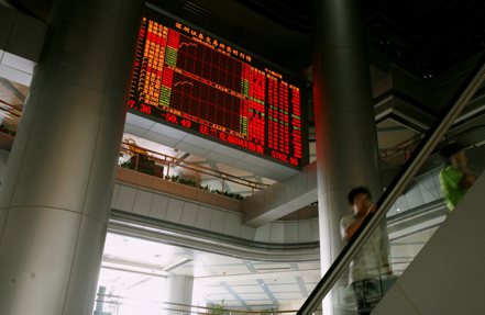 一些分析師認為，在短期戰術上，中國大陸股市可能優於印度股市。圖為深圳證交所內的看板。路透