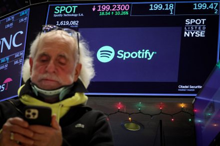 音樂網路串流平台Spotify業績不俗，卻宣布裁汰17%人力，在美國交易股價收盤大漲7.5%。路透