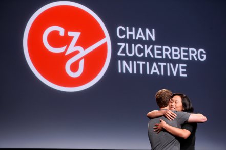 祖克柏與他38歲的妻子在Chan Zuckerberg Initiative 。 路透