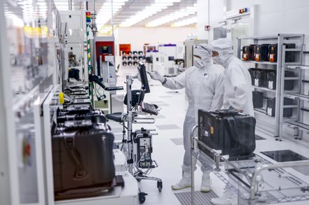 台積電原本表示，將和荷蘭恩智浦（NXP）及德國的博世（Bosch）和英飛凌（Infineon）合作在東部德勒斯登投資100億歐元設置晶圓廠。歐新社