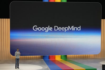 Google發表新生成式AI模型「Gemini」，將首度可直接在手機上運作。圖為Alphabet執行長皮伽5月在開發者大會上談論Google的AI事業資料照片。 （美聯社）