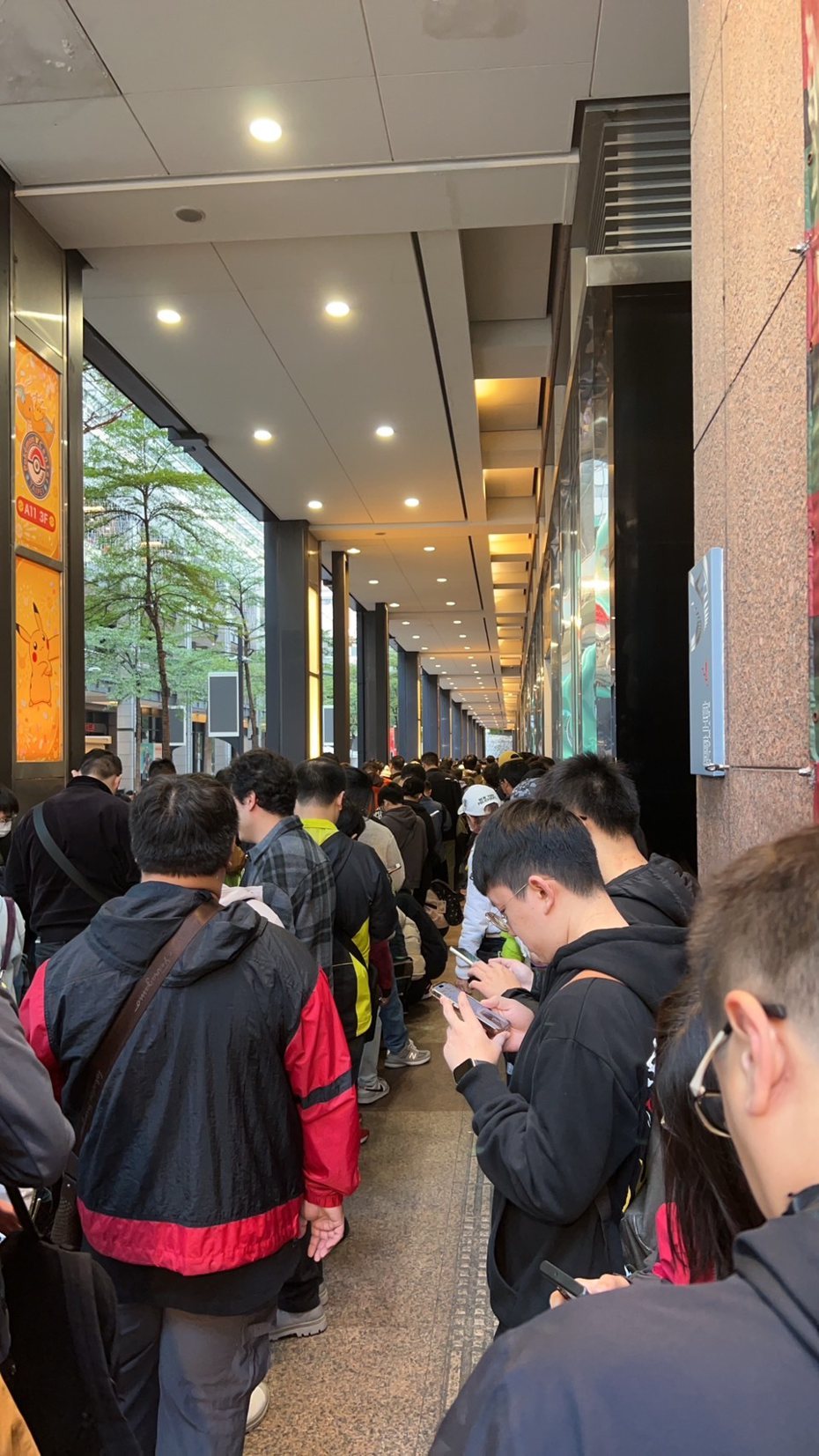 有讀者向《科技玩家》表示，現在台北寶可夢中心Pokemon Center TAIPEI的排隊人潮約有1200人，已從A9延伸至A8，相當驚人。圖中人物與本文無關。（讀者提供）