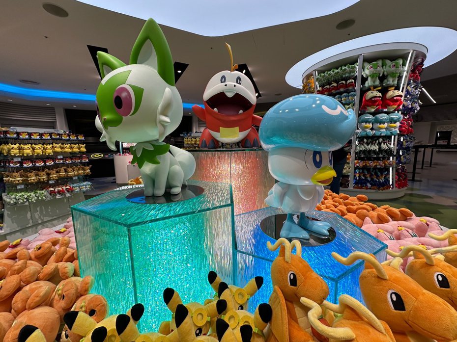 首間台灣寶可夢中心Pokémon Center TAIPEI「寶可夢中心台北」今天（12月8日）於新光三越台北信義新天地A11的3樓開幕。圖為店內一景。（讀者提供）