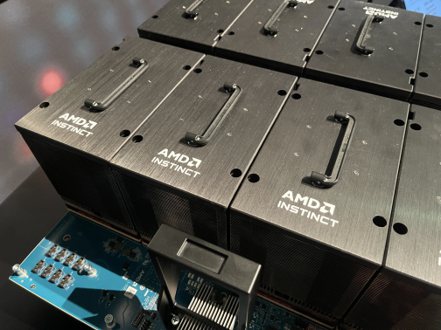 超微最新AI晶片上市，這個AMD Instinct平台，由8顆MI300X GPU所組成。 （聯合報系資料庫）