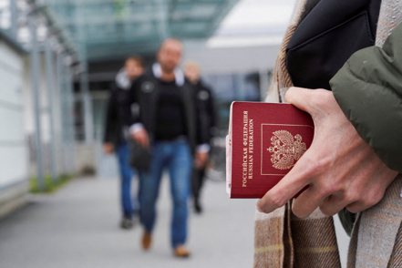 俄羅斯一項新規11日生效，被限制出境者的俄國公民須在接獲通知後五天內上繳護照，直到出國禁令解除為止。路透