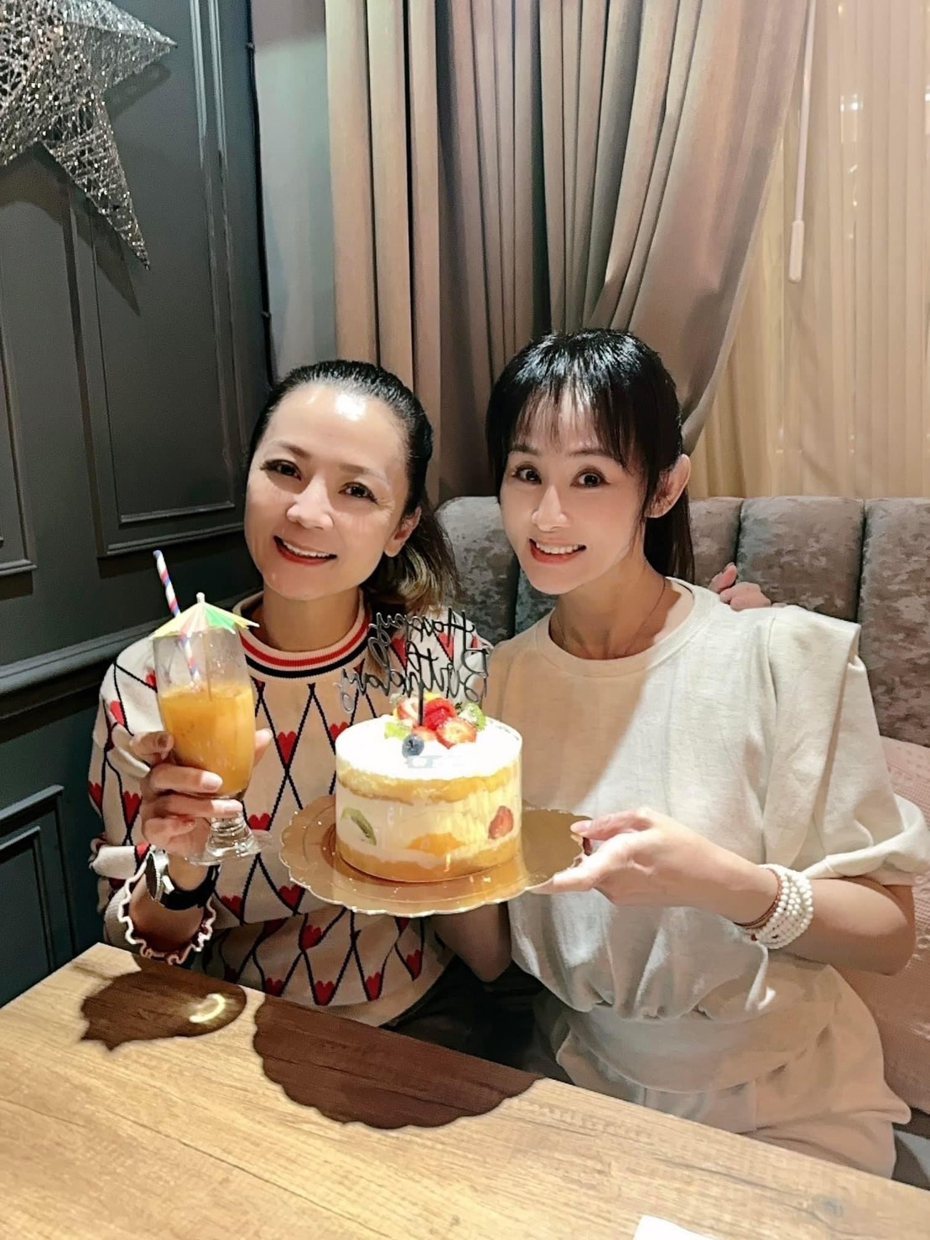 兵家綺(右)過50歲生日，好友高欣欣開心為她慶生。圖／摘自臉書