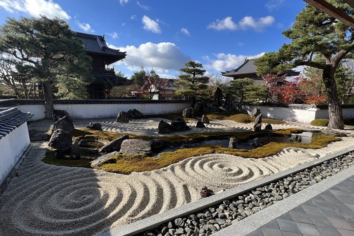 ▲曲水之庭為平安至鎌倉時代流行的庭園樣式，搭配紅葉與藍天格外動人。　圖：向日遊顧問有限公司／提供