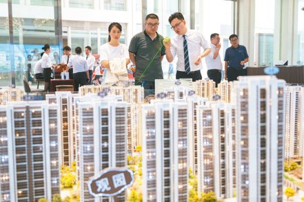 北京、上海14日同步宣布搶救房市措施，包括調降購買首套房首付（頭期款）比率，以及調降房貸利率。 中新社