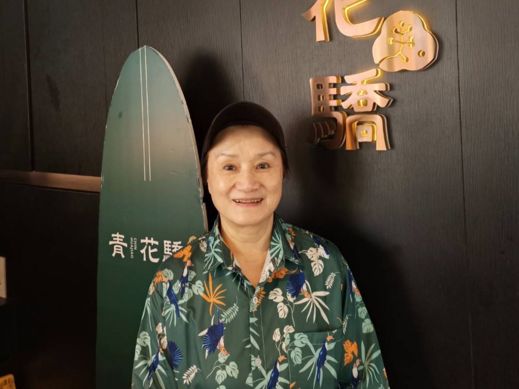 青花驕中山北店新添「阿嬤級」生力軍，72歲的沈淼萍負責內場廚務，年輕時她曾在國外做過銀行行員、擔任董事長秘書直到65歲退休回台。
