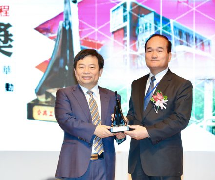 宏華營造董事長陳宗興（右）屢獲公共工程金質獎肯定。宏華營造提供