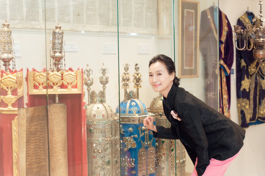 坣娜表示馆内有300件丰富的犹太文物收藏。图／薛智伟坣娜犹台文化交流协会提供