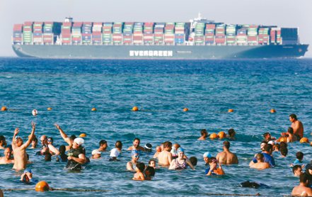 《經濟學人》警告，紅海運輸危機若持續下去，可能會衝擊全球經濟。（美聯社）